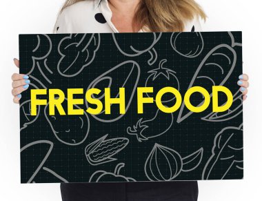 Kadın afişini tutar 