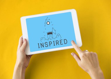 kişi holding dijital tablet