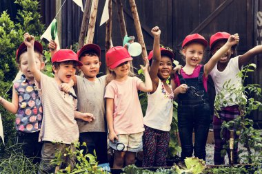 küçük öğrenciler ise bir alan gezileri 