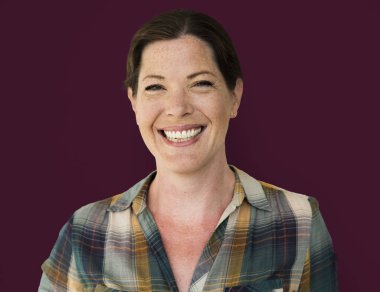 Olgun kadın gülümsüyor 