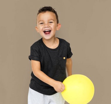 Sarı balon ile çocuk