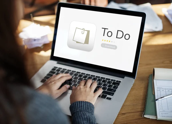 Dizüstü bilgisayarda yazan kadın klavyesi