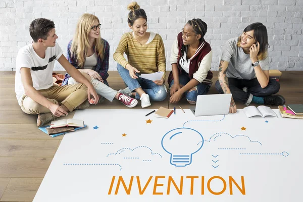 öğrenciler proje üzerinde birlikte çalışma