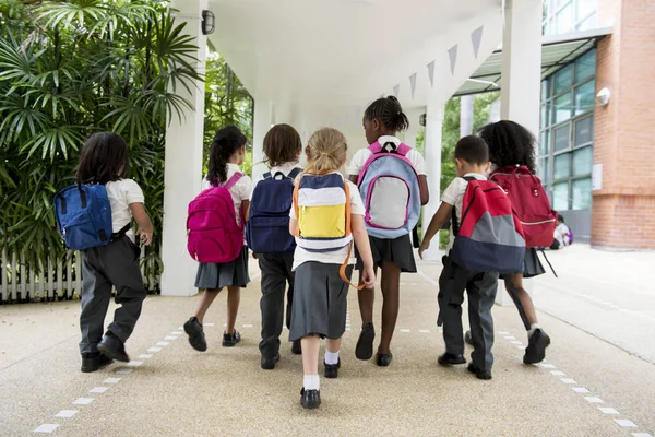Bambini in età prescolare che camminano a scuola — Foto Stock