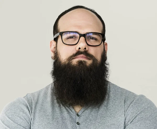 Sakallı adam gözlük takıyor