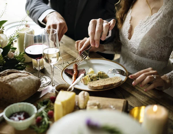 Novia y novio comiendo con amigos — Foto de Stock