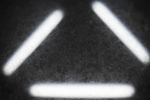 Білі лінії трикутника на чорному тлі — стокове фото