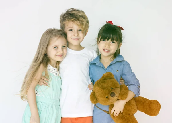 Niños De pie con oso de peluche — Foto de Stock