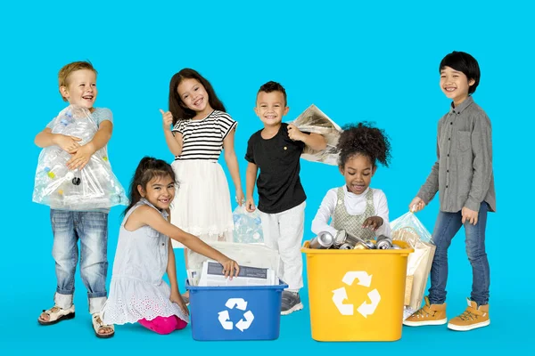 Kinder mit Abfall zum Recyceln — Stockfoto