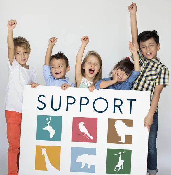 küçük çocuklar afişini holding