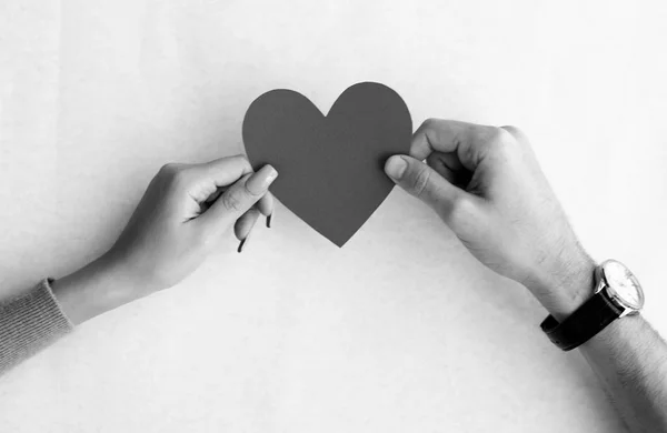 Ruce držící srdce — Stock fotografie