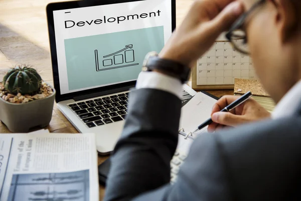 İşyeri masada beyin fırtınası işadamı