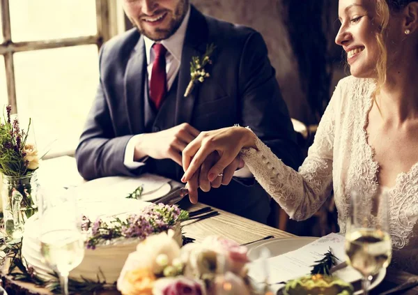 Gelin ve damat pasta kesiyor. 