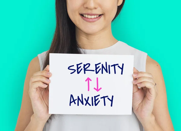 Jonge Aziatische vrouw bedrijf banner — Stockfoto