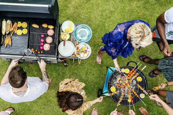Personer matlagning grill — Stockfoto