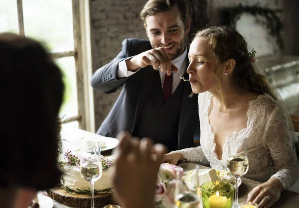 Mensen vieren bruiloft aan tafel — Stockfoto