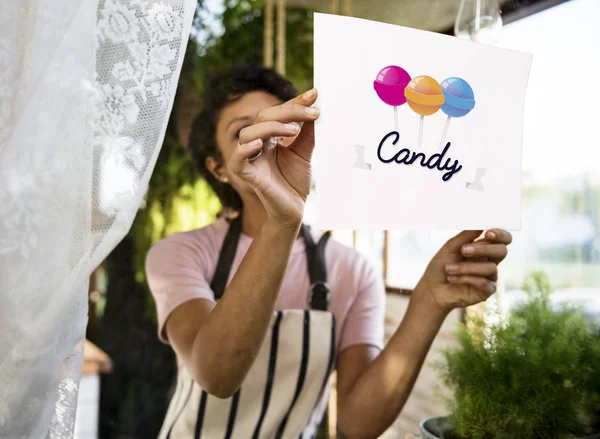 Afrikalı kadın dükkanda çalışan önlük 