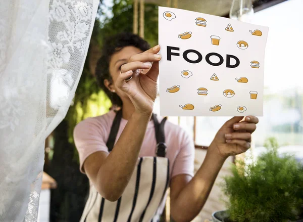 Afrikalı kadın dükkanda çalışan önlük 