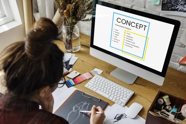 Atölyede çalışan tasarımcı