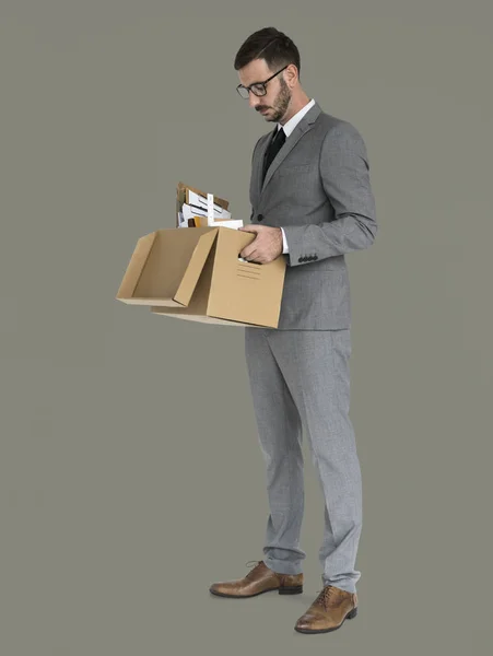 Унылый человек с коробкой — стоковое фото