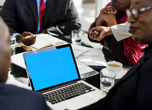 Empresários africanos à mesa — Fotografia de Stock