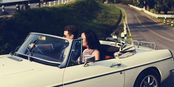 Pareja conduciendo un coche —  Fotos de Stock