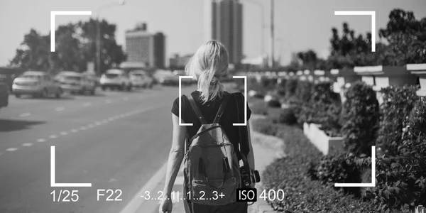 Mujer con mochila caminando por el camino — Foto de Stock