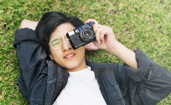 Asijské muž s fotoaparátem — Stock fotografie