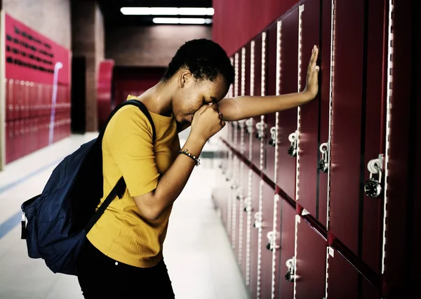 Lány iskolai folyosón sír — Stock Fotó