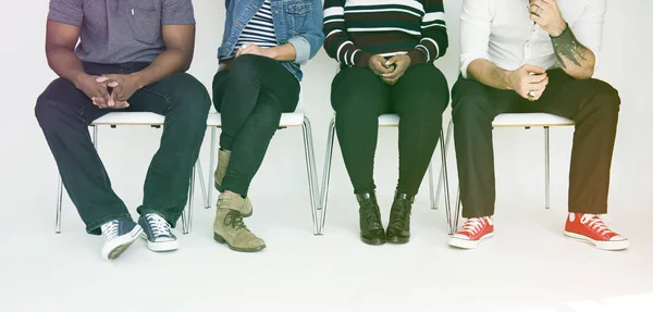 Mensen aanbrengen op stoelen in studio — Stockfoto