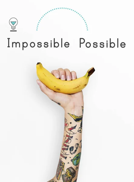 Kvinna hand innehav banan — Stockfoto