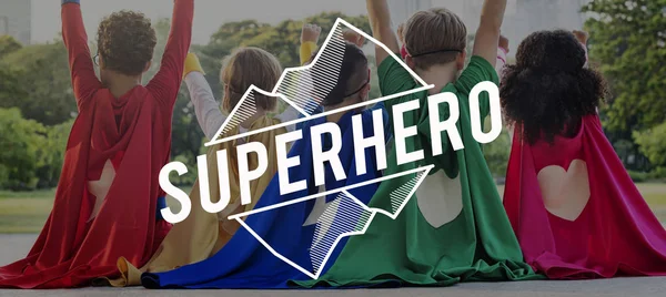 Grupo de niños en trajes superhéroes — Foto de Stock
