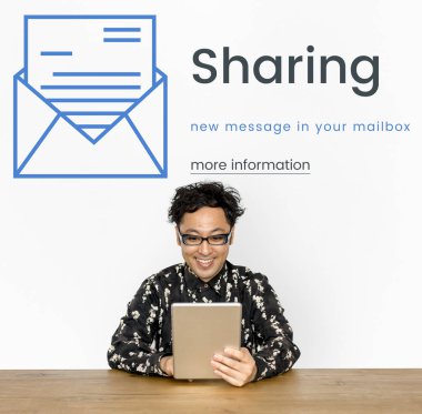 Dijital tablet kullanan adam  