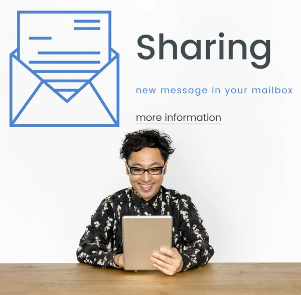 Dijital tablet kullanan adam  