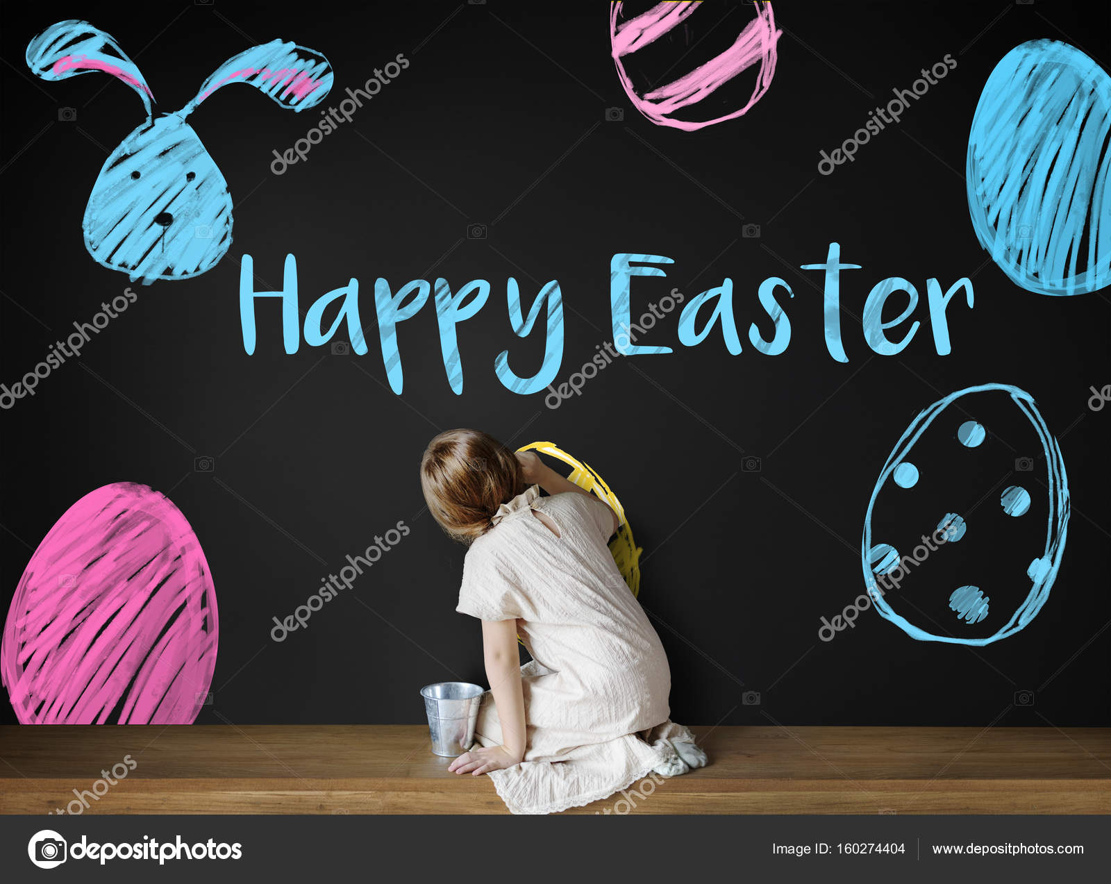 Veduta posteriore di bambina che si siede sulle sue ginocchia e disegno sulla lavagna con la grafica di Pasqua e iscrizione buona Pasqua — Foto di Rawpixel