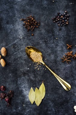 kaşık toz baharat ile 