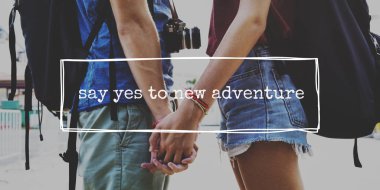 El ele tutuşan çift