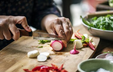 erkek doğrama şalgam eller