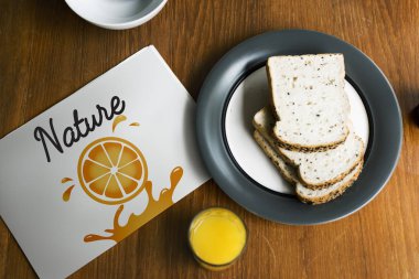 plaka üzerinde meyve suyu ve ekmek dilimleri