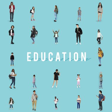 Stüdyoda ayakta öğrenciler 