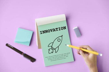 Defterde yazan kadın