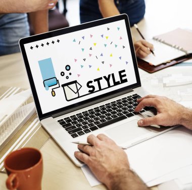 Masada dizüstü bilgisayar kullanan adam