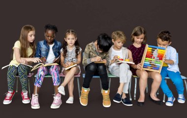 çok ırklı okul çocukları