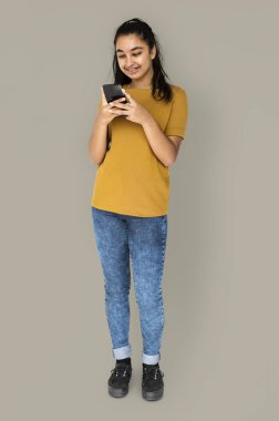 Akıllı telefon kullanan kadın 