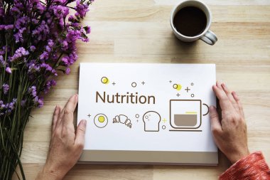  Afiş üzerinde çalışan eller 