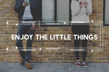 Kadın ve erkek akıllı telefon kullanıyor.