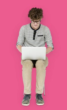 dizüstü bilgisayar kullanan adam