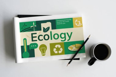 boyama kitabı ve kahve fincanı