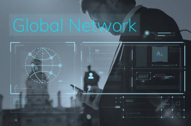 Akıllı telefon kullanan iş adamı