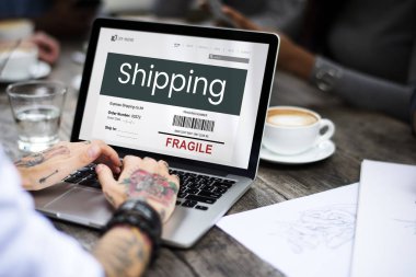 Dizüstü bilgisayarda çalışan kadın